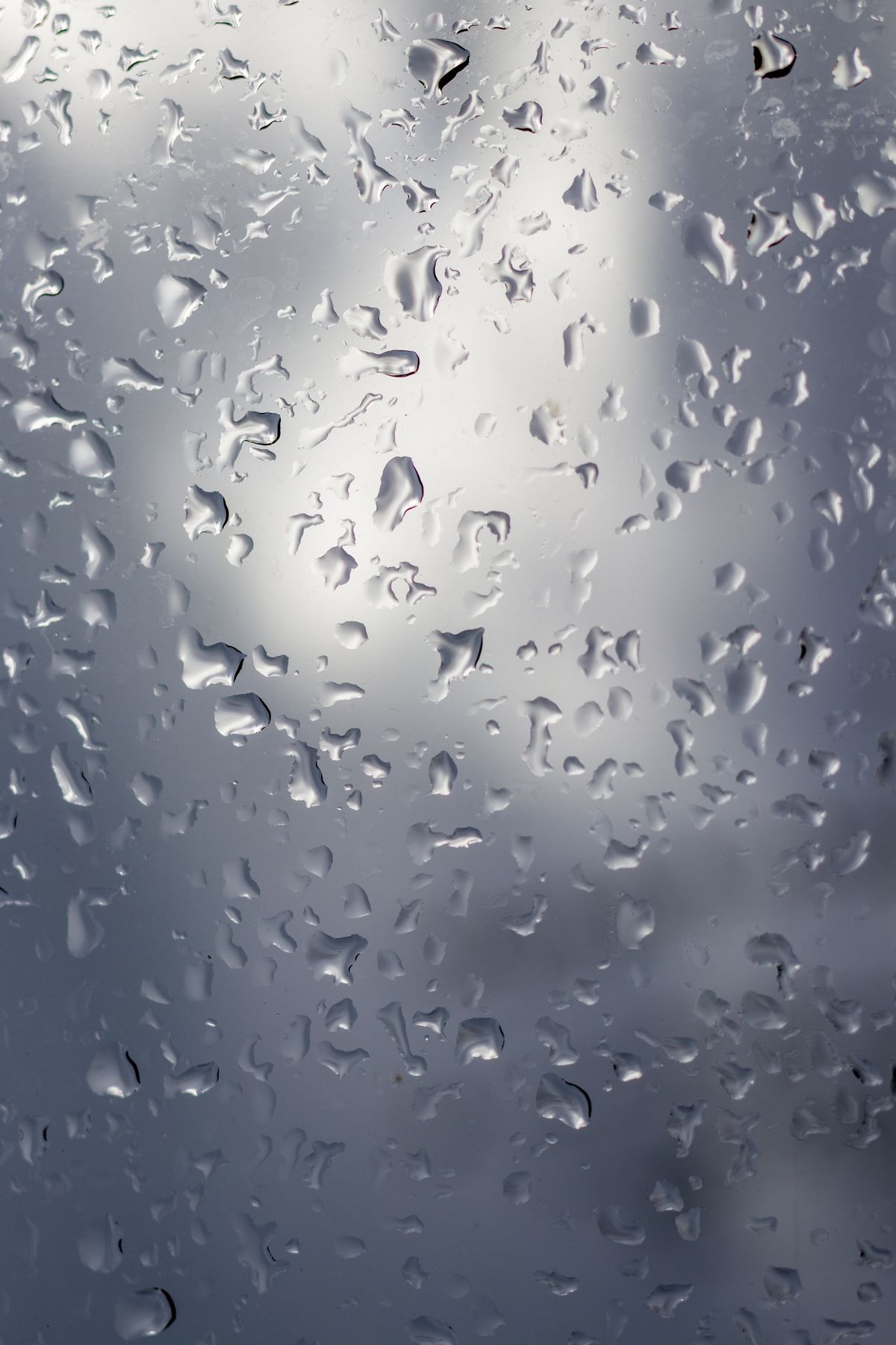 Gocce d'acqua su una superficie vetrata, test di tenuta all'acqua